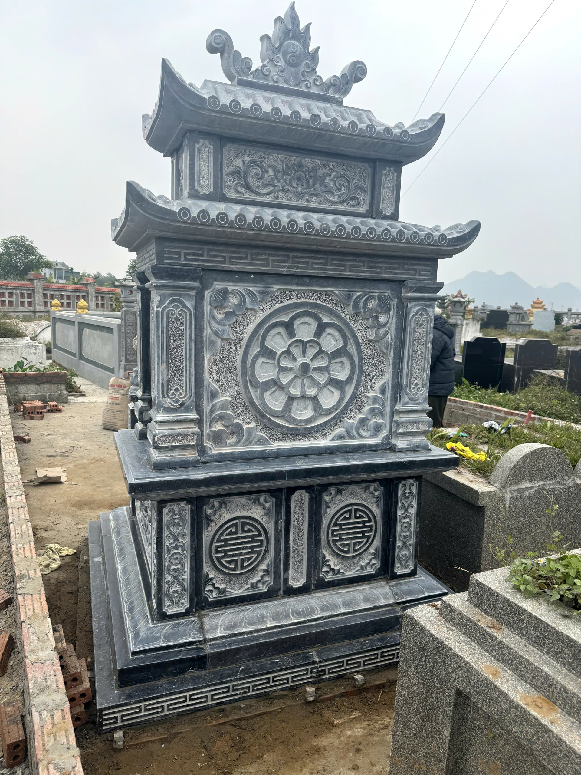 MỘ ĐÁ ĐÔI HAI MÁI NQ10