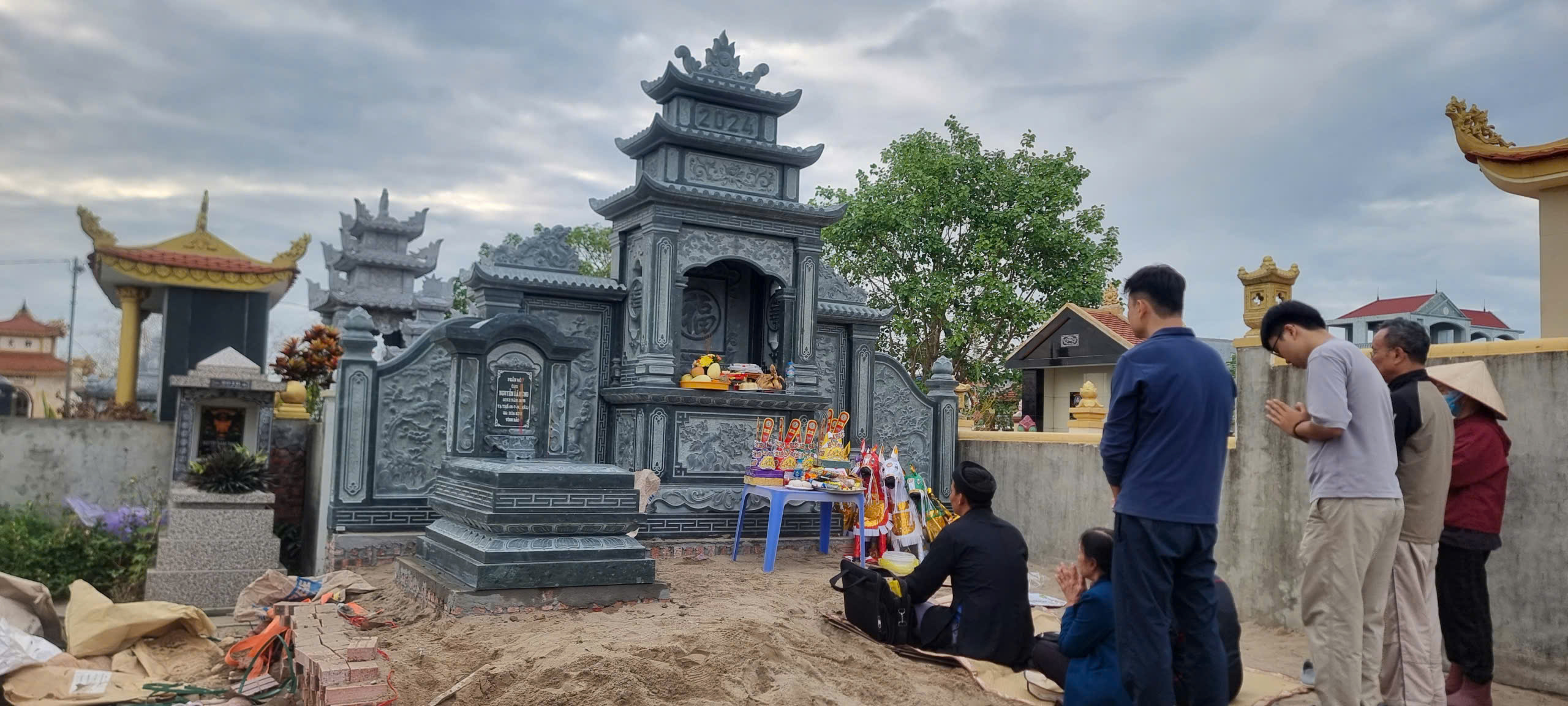 LĂNG THỜ ĐÁ NQ09