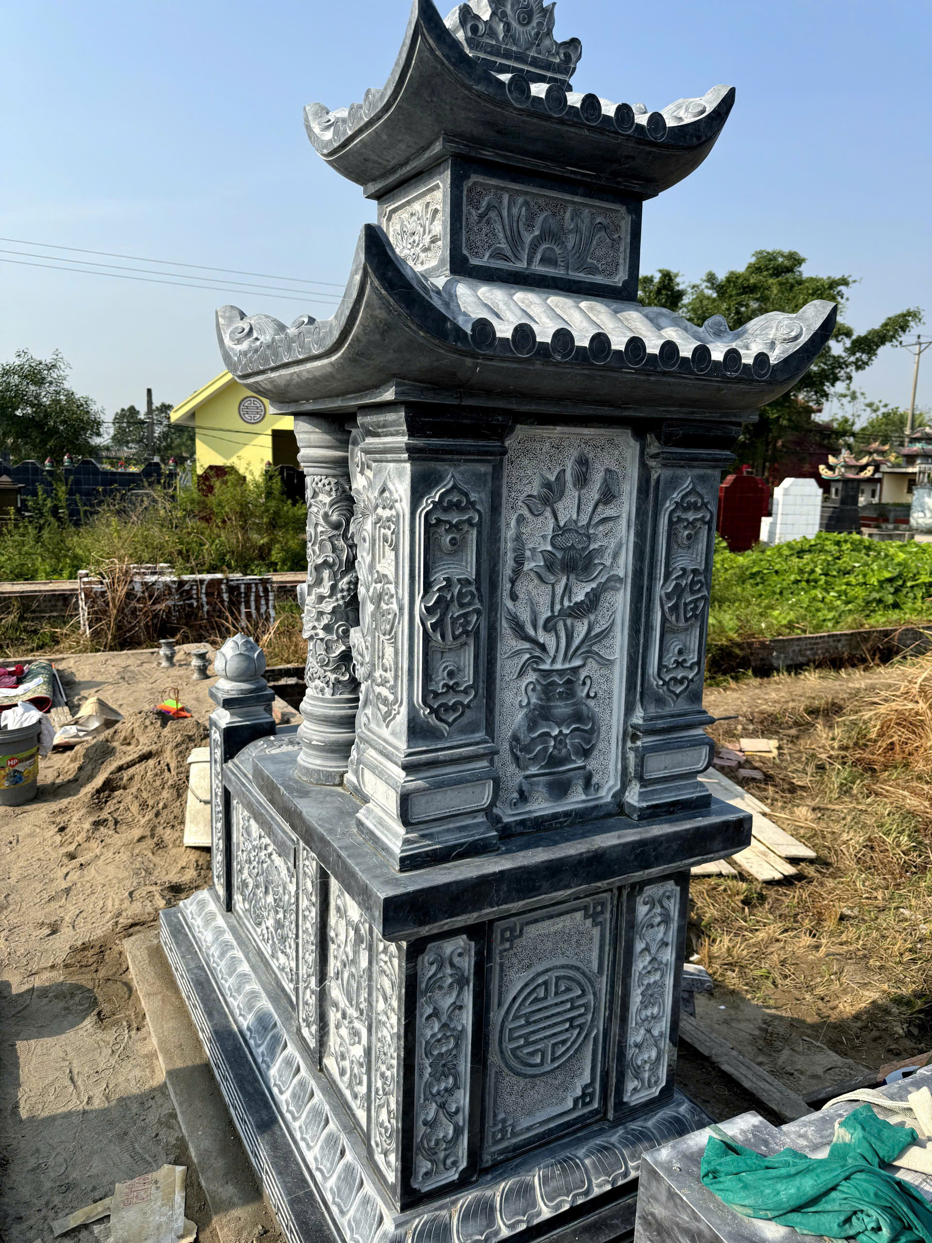 MỘ ĐÁ ĐƠN HAI MÁI NQ11