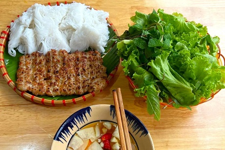 Chủ quán bún chả ở Ninh Bình miễn phí trọn đời cho Xuân Son