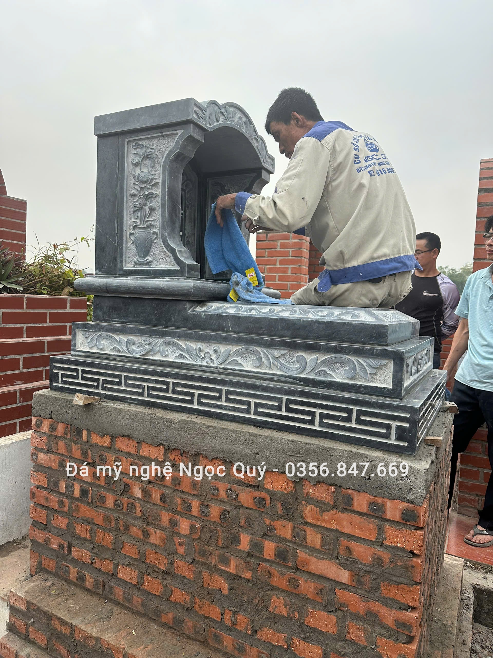 Cách bảo dưỡng và vệ sinh lăng mộ đá tự nhiên để luôn bền đẹp như mới