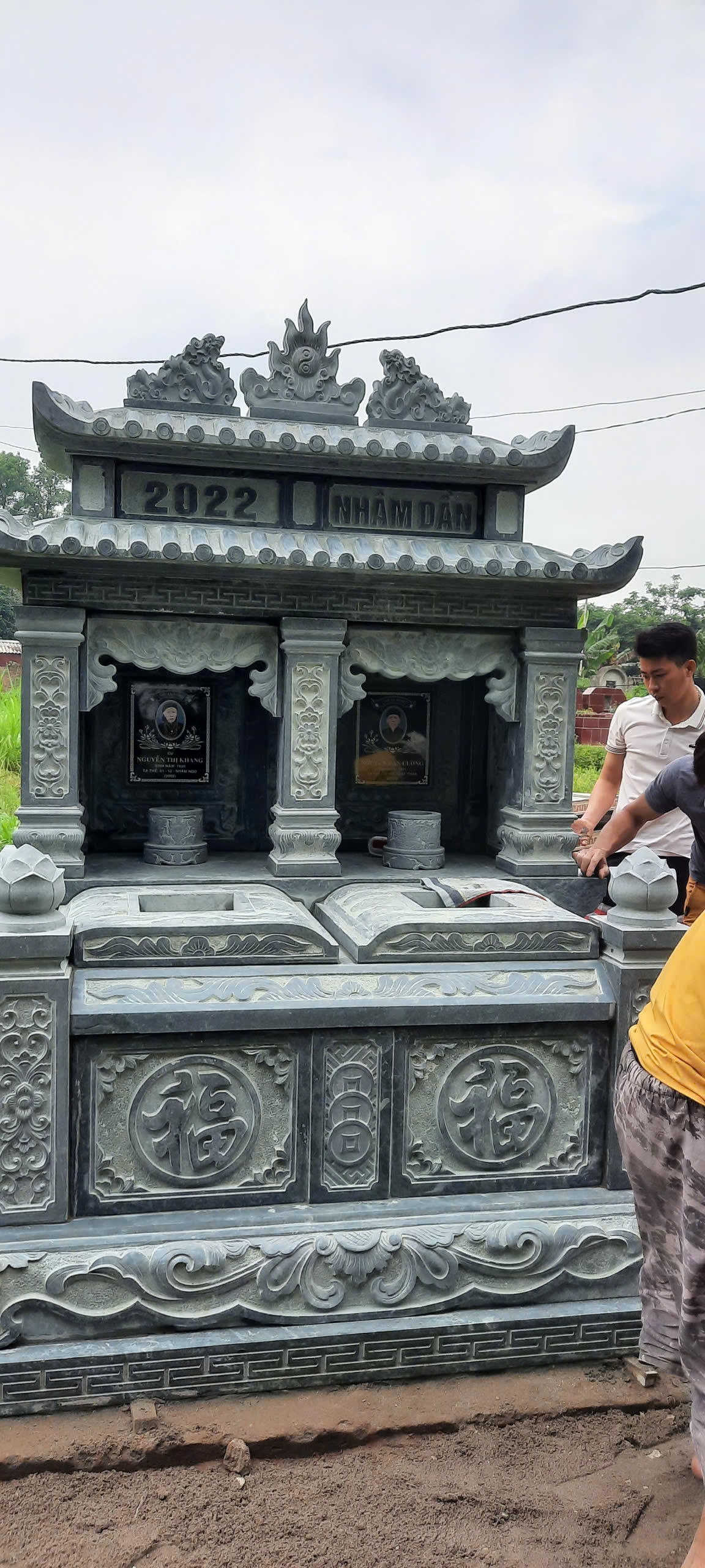 Mộ Đá Đôi Dành Cho Ông Bà, Cha Mẹ – Biểu Tượng Của Tình Cảm Và Lòng Hiếu Kính